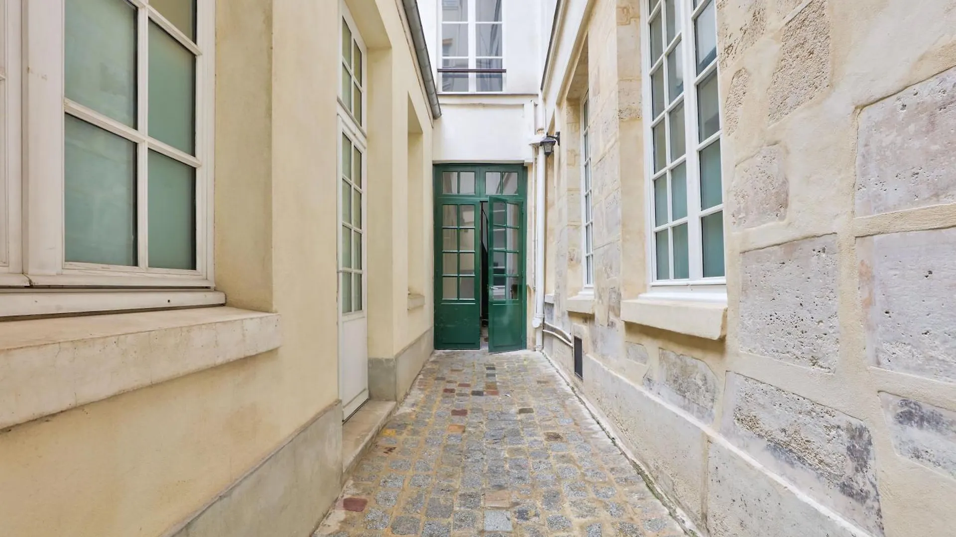 New & Design Studios In The Heart Of Le Marais Paryż